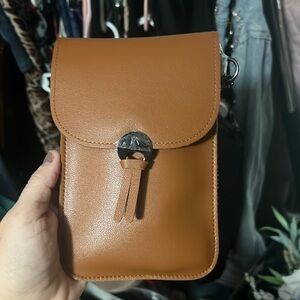 Crossbody in Camel w/ Chain